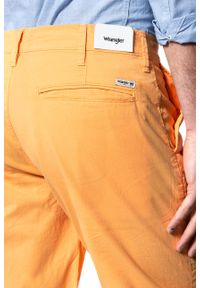 Wrangler - SPODENKI MĘSKIE WRANGLER CHINO SHORT AMBER YELLOW W14AMM15V. Materiał: materiał. Wzór: jednolity, aplikacja #4