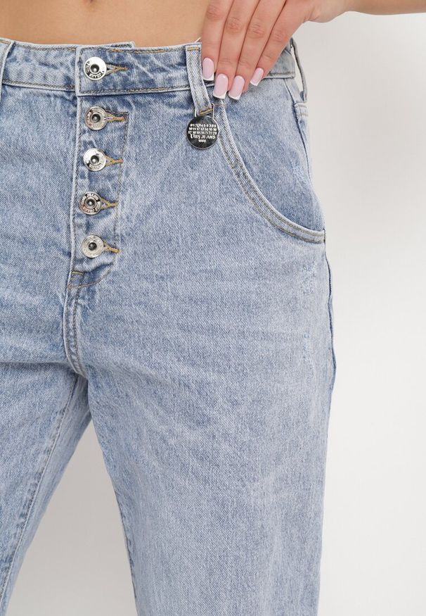 Born2be - Jasnoniebieskie Bawełniane Jeansy o Fasonie Boyfriend z Przetarciami Aasore. Okazja: na co dzień. Kolor: niebieski. Styl: elegancki, casual, klasyczny