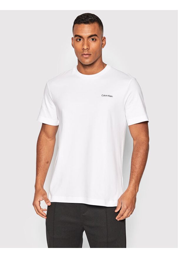 Calvin Klein T-Shirt Micro Logo Interlock K10K109894 Biały Regular Fit. Kolor: biały. Materiał: bawełna