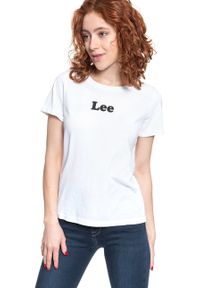 Lee - LEE T SHIRT DAMSKI LOGO T WHITE L40FEP12 112108538. Okazja: na randkę. Materiał: bawełna, jeans, dresówka. Długość rękawa: krótki rękaw. Długość: krótkie. Wzór: kolorowy, nadruk. Styl: klasyczny #6