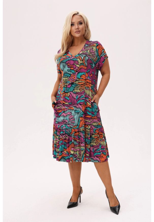 Moda Size Plus Iwanek - Wielokolorowa wiskozowa sukienka Solea PLUS SIZE XXL OVERSIZE. Okazja: do pracy, na co dzień, na spacer. Typ kołnierza: dekolt w serek. Kolekcja: plus size. Kolor: wielokolorowy. Wzór: nadruk. Typ sukienki: oversize, dla puszystych. Materiał: wiskoza. Sezon: lato. Styl: klasyczny, casual, elegancki