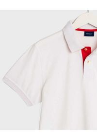 GANT - Biały t-shirt polo z kontrastowym logo. Okazja: na co dzień. Typ kołnierza: polo. Kolor: biały. Materiał: materiał. Wzór: haft. Styl: casual #3