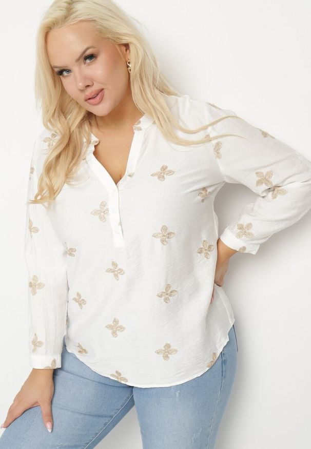 Born2be - Biała Koszula z Wiskozą Zdobiona Haftem z Metaliczną Nicią Parlivia. Okazja: na co dzień. Typ kołnierza: dekolt w kształcie V. Kolekcja: plus size. Kolor: biały. Długość: długie. Wzór: aplikacja, haft. Materiał: wiskoza. Długość rękawa: długi rękaw. Styl: elegancki, casual