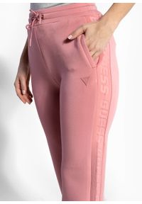 Guess - Spodnie dresowe damskie GUESS BRENDA SCUBA STRAIGHT LEG PANT. Kolor: różowy. Materiał: dresówka. Sport: turystyka piesza #2