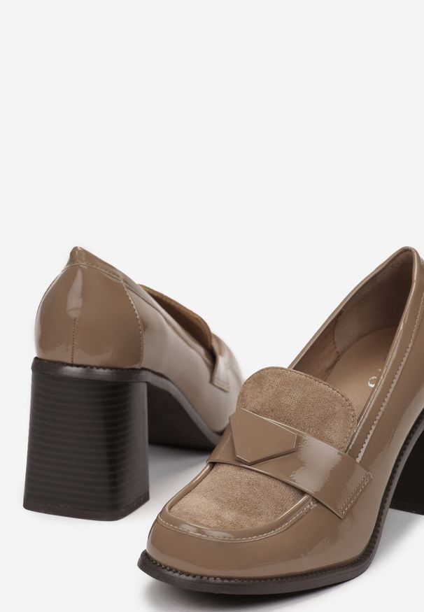 Renee - Ciemnobeżowe Lakierowane Półbuty na Słupku Finave. Kolor: beżowy. Materiał: lakier. Obcas: na słupku. Styl: elegancki