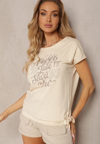 Renee - Beżowy T-shirt z Bawełny Ozdobiony Asymetrycznym Wiązaniem na Dole i Cyrkoniami Timanel. Okazja: na co dzień. Kolor: beżowy. Materiał: bawełna. Wzór: aplikacja. Styl: casual, elegancki