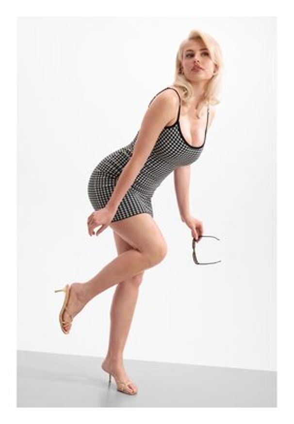 Guess Sukienka codzienna 182718 Czarny Classic Fit. Okazja: na co dzień. Kolor: czarny. Typ sukienki: proste. Styl: casual