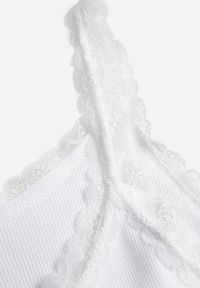 Renee - Biały Bawełniany Top z Koronką i Guzikami przy Dekolcie Berinde. Okazja: na co dzień. Kolor: biały. Materiał: bawełna, koronka. Wzór: koronka. Styl: casual, elegancki #4