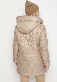 Born2be - Brązowa Pikowana Kurtka o Prostym Kroju z Kapturem Nalarea. Okazja: na co dzień. Typ kołnierza: kaptur. Kolekcja: plus size. Kolor: brązowy. Materiał: poliester, dzianina, jeans. Styl: elegancki, casual, klasyczny