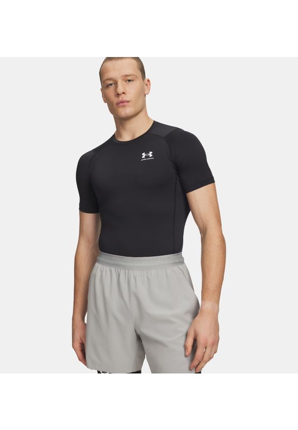 Koszulka męska treningowa czarna Under Armour Heat Gear. Kolor: czarny. Materiał: materiał. Sezon: lato. Sport: fitness