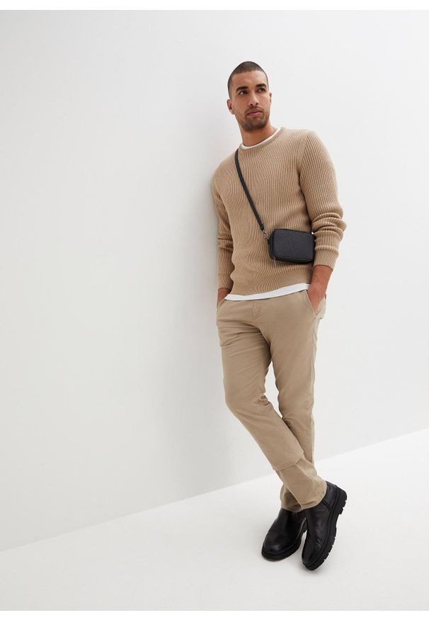 bonprix - Spodnie z gumką w talii, ze stretchem, slim fit, prosta nogawka. Kolor: beżowy, zielony. Materiał: skóra