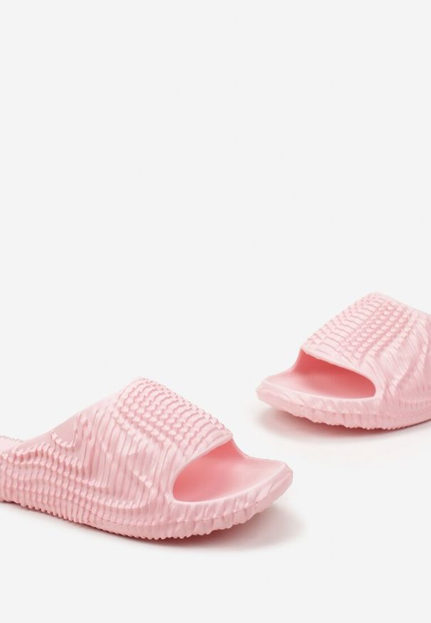 Born2be - Różowe Gumowe Klapki z Ozdobnymi Żłobieniami Blova. Okazja: do domu, na plażę. Kolor: różowy. Materiał: guma. Sezon: lato