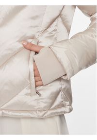 Calvin Klein Kurtka zimowa K20K207068 Biały Regular Fit. Kolor: biały. Materiał: syntetyk. Sezon: zima