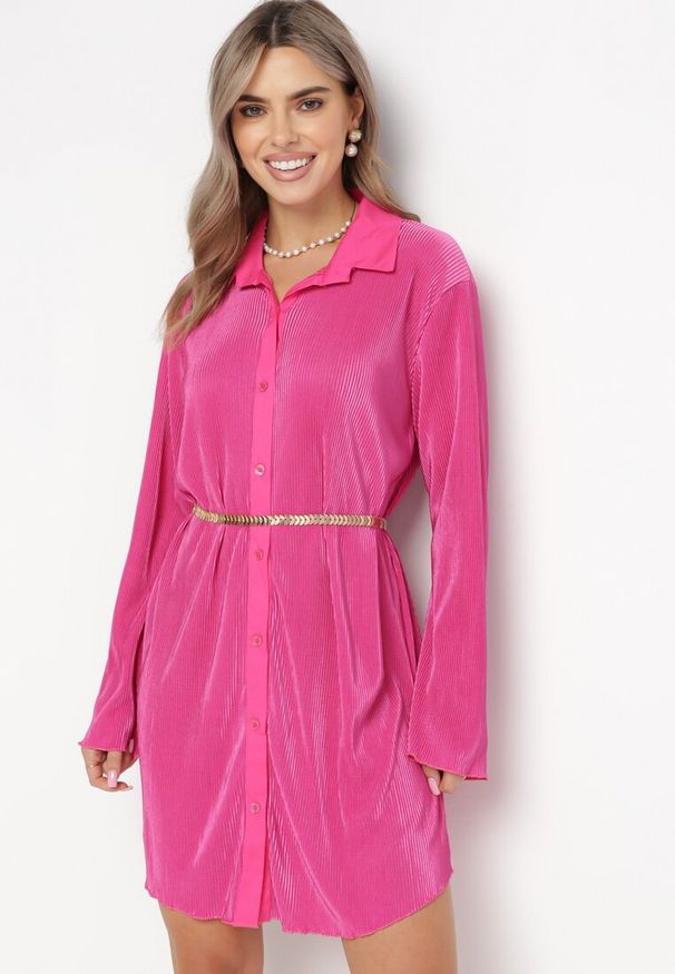Born2be - Fuksjowa Plisowana Sukienka Mini o Koszulowym Kroju Unvelc. Okazja: na co dzień, do pracy, na spotkanie biznesowe. Typ kołnierza: kołnierzyk klasyczny. Kolor: różowy. Materiał: materiał, jeans. Długość rękawa: długi rękaw. Typ sukienki: koszulowe. Styl: biznesowy, klasyczny, casual, elegancki. Długość: mini