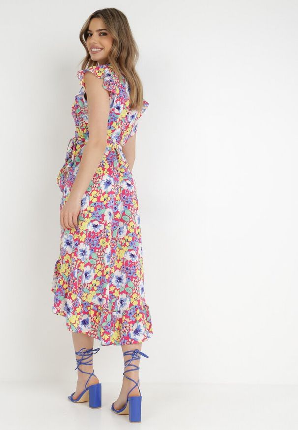 Born2be - Fuksjowa Sukienka Cileda. Okazja: na plażę. Kolor: różowy. Materiał: tkanina. Wzór: kwiaty. Typ sukienki: kopertowe. Styl: wakacyjny. Długość: midi