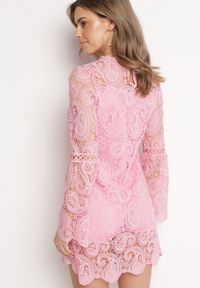 Born2be - Różowa Koronkowa Sukienka Mini z Długimi Rękawami i Kokardkami Temona. Typ kołnierza: kokarda. Kolor: różowy. Materiał: koronka. Długość rękawa: długi rękaw. Długość: mini #3