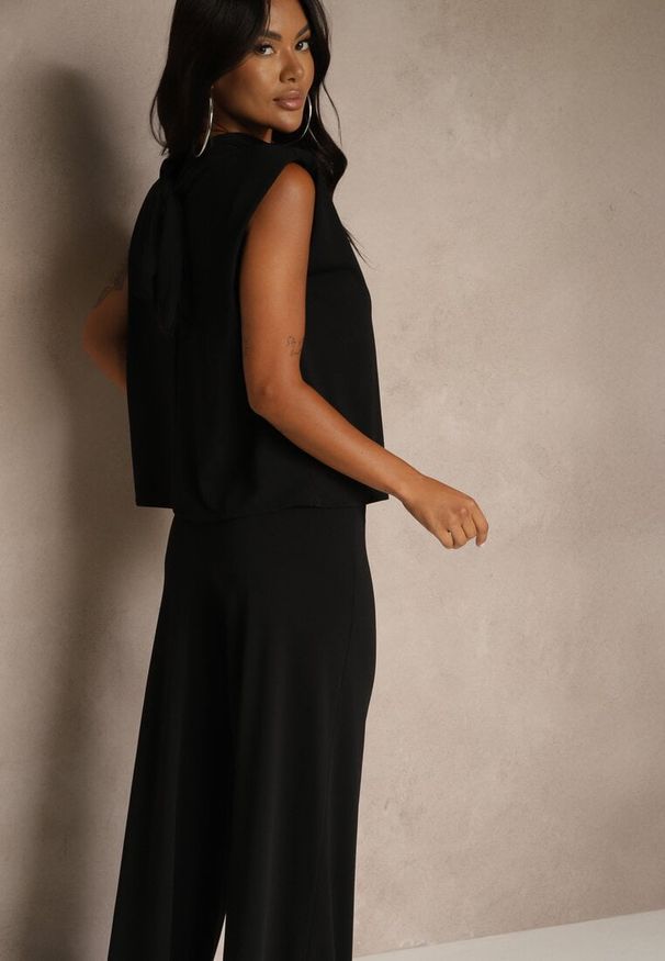 Renee - Czarny Komplet Spodnie o Szerokim Kroju i Bluzka Ozdobiona Wiązaniem Halomia. Kolor: czarny. Wzór: aplikacja