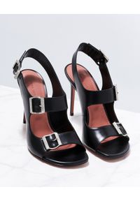 AMINA MUADDI - Czarne sandały na szpilce Millie. Zapięcie: klamry. Kolor: czarny. Materiał: guma. Obcas: na szpilce. Wysokość obcasa: średni