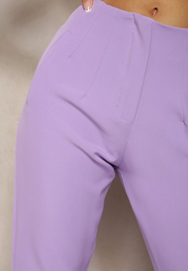 Renee - Fioletowe Spodnie Garniturowe High Waist z Paskiem Wenus. Okazja: na co dzień, na spotkanie biznesowe. Stan: podwyższony. Kolor: fioletowy. Materiał: tkanina, materiał. Wzór: jednolity, gładki. Styl: casual, biznesowy
