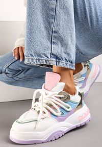Renee - Biało-Fioletowe Sneakersy Ozdobione Kolorowymi i Metalicznymi Wstawkami na Grubej Podeszwie Oplevia. Kolor: biały. Wzór: kolorowy, aplikacja
