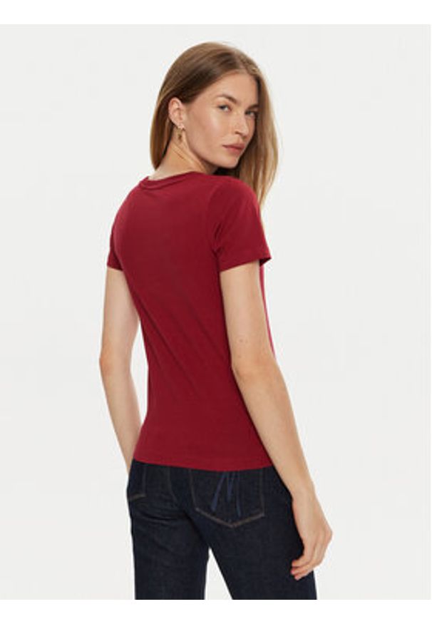 Guess Jeans T-Shirt W4YI02 J1314 Czerwony Slim Fit. Kolor: czerwony. Materiał: bawełna