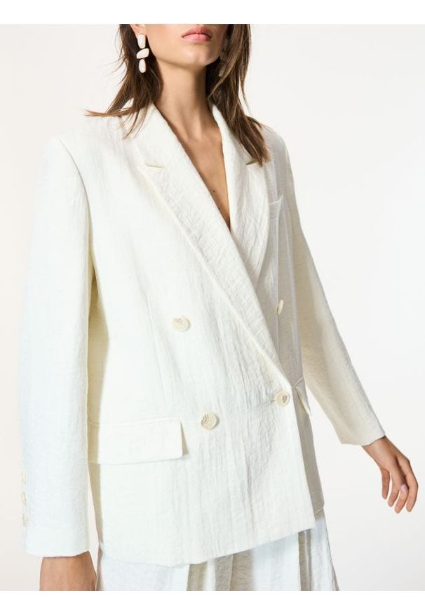 Reserved - Dwurzędowa marynarka z wiskozą - biały. Kolor: biały. Materiał: wiskoza