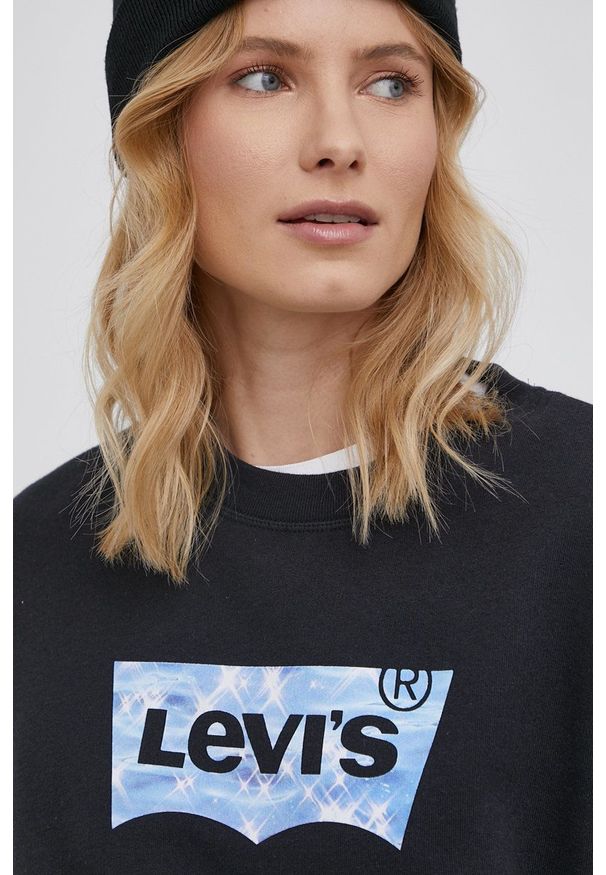 Levi's® - Levi's bluza damska kolor czarny z nadrukiem. Okazja: na spotkanie biznesowe, na co dzień. Kolor: czarny. Materiał: dzianina. Długość rękawa: długi rękaw. Długość: długie. Wzór: nadruk. Styl: casual, biznesowy