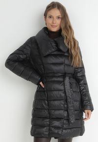 Born2be - Czarna Kurtka z Szerokim Kołnierzem i Wiązanym Paskiem Igbrase. Okazja: na co dzień. Kolor: czarny. Materiał: jeans, tkanina. Sezon: zima. Styl: casual, elegancki #1