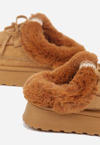 Born2be - Brązowe Wsuwane Śniegowce w Rustykalnym Stylu z Kokardą i Futrem Tusora. Okazja: na co dzień. Zapięcie: bez zapięcia. Kolor: brązowy. Materiał: futro. Styl: casual, klasyczny #7