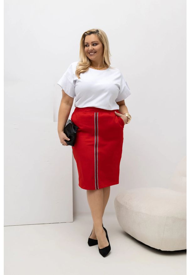 Moda Size Plus Iwanek - Czerwona dresowa spódnica Bea na gumce OSTATNIE SZTUKI PLUS SIZE XXL. Kolekcja: plus size. Kolor: czerwony. Materiał: dresówka. Długość: do kolan. Wzór: aplikacja. Styl: elegancki