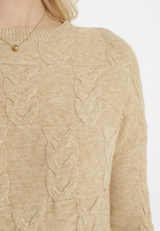 Born2be - Beżowy Sweter o Warkoczowym Splocie z Okrągłym Dekoltem Selinera. Kolor: beżowy. Materiał: dzianina. Wzór: ze splotem. Styl: klasyczny