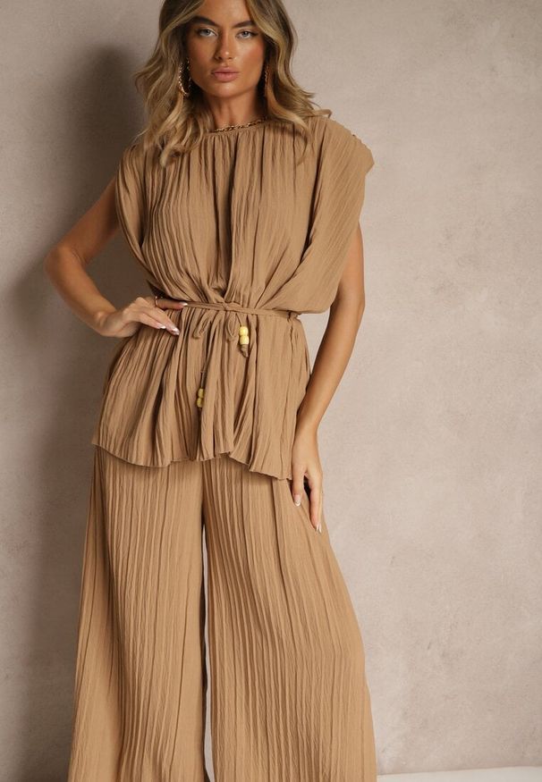 Renee - Jasnobrązowy Komplet Spodnie o Szerokim Kroju i Bluzka z Usztywnioną Linią Ramion Nilamira. Kolor: brązowy