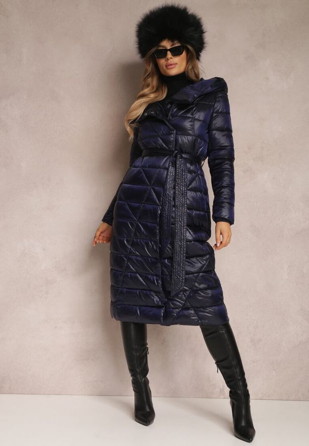 Renee - Granatowa Kurtka za Kolano z Wiązanym Paskiem i Kapturem Feome. Okazja: na co dzień. Kolor: niebieski. Materiał: tkanina. Styl: klasyczny, casual