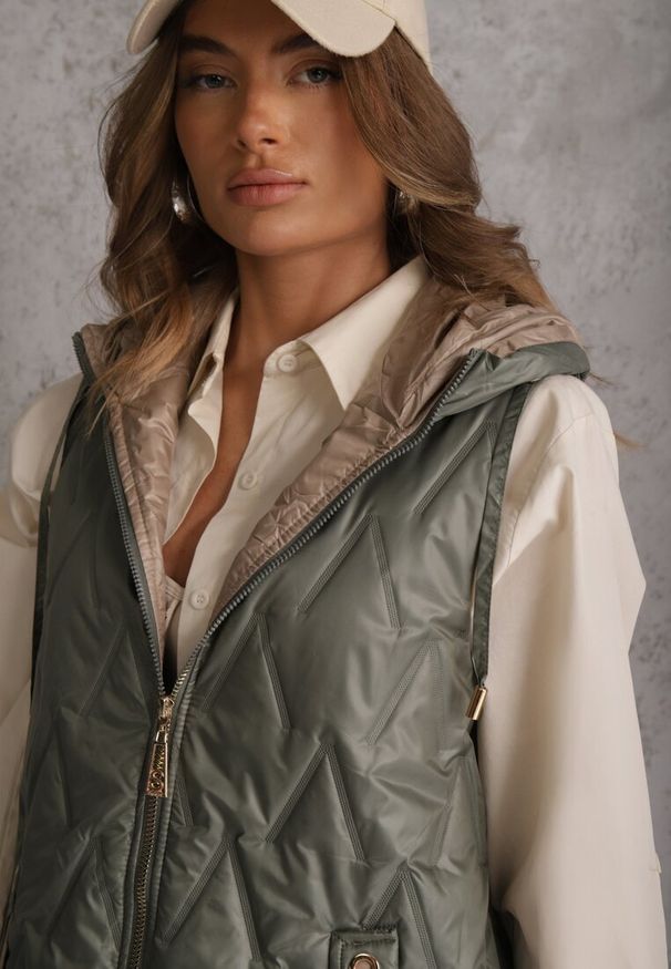 Renee - Zielona Długa Kamizelka Pikowana z Nieodpinanym Kapturem Semaea. Kolor: zielony. Materiał: prążkowany, jeans. Długość: długie. Styl: street