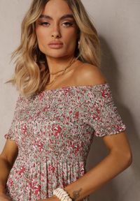 Renee - Różowa Długa Sukienka Bawełniana Hiszpanka w Kwiatowy Wzór Nrosa. Okazja: na imprezę, na spacer. Typ kołnierza: dekolt hiszpanka. Kolor: różowy. Wzór: kwiaty. Typ sukienki: z odkrytymi ramionami. Materiał: bawełna. Długość rękawa: krótki rękaw. Sezon: wiosna. Długość: maxi #5