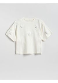 Reserved - T-shirt z aplikacją - złamana biel. Materiał: bawełna. Wzór: aplikacja #1