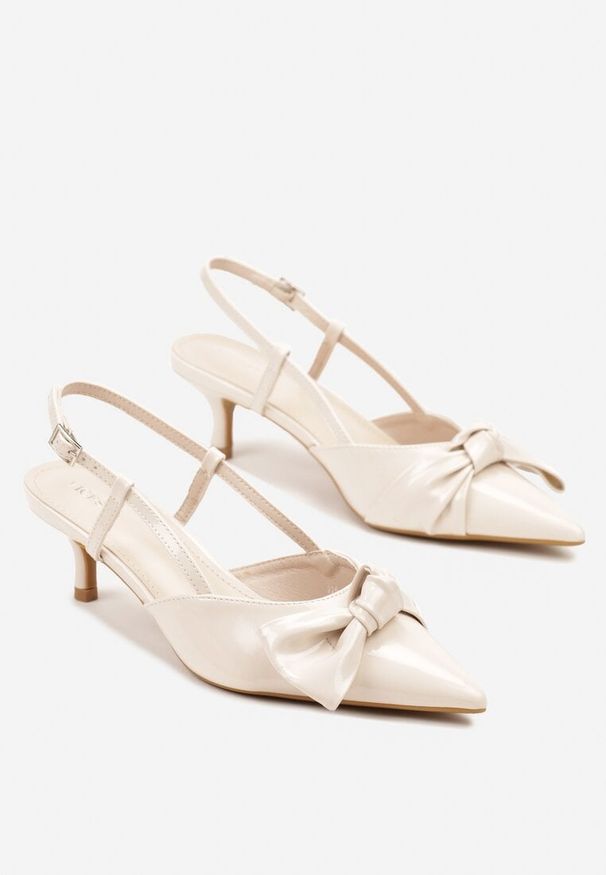 Renee - Beżowe Sandały Lakierowane Vices na Kaczuszce Typu Slingback z Kokardą Kovenna. Okazja: na ślub cywilny, na co dzień, na wesele. Zapięcie: sprzączka. Kolor: beżowy. Materiał: lakier. Obcas: na szpilce. Styl: elegancki, casual, klasyczny. Wysokość obcasa: średni