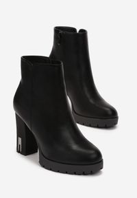 Renee - Czarne Botki na Słupku z Metaliczną Wstawką i Podeszwą z Protektorem Zallen. Nosek buta: okrągły. Zapięcie: zamek. Kolor: czarny. Materiał: materiał. Sezon: jesień, zima. Obcas: na słupku. Wysokość obcasa: średni #2