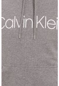 Calvin Klein - Bluza bawełniana. Okazja: na co dzień. Typ kołnierza: kaptur. Kolor: szary. Materiał: bawełna. Wzór: nadruk. Styl: casual #4