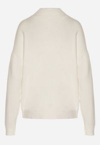 Born2be - Biały Golf z Metalicznymi Guzikami Aderlia. Okazja: do pracy, na co dzień, na spotkanie biznesowe. Typ kołnierza: golf. Kolor: biały. Materiał: jeans. Styl: klasyczny, casual, elegancki, biznesowy #6