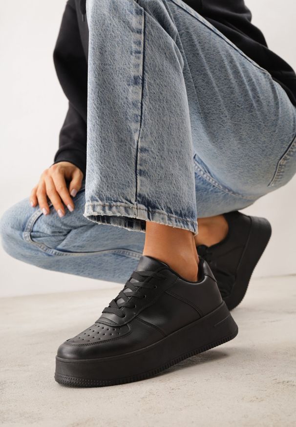 Born2be - Czarne Sneakersy na Platformie z Kultową Perforacją z Przodu Issaden. Okazja: na co dzień. Kolor: czarny. Materiał: jeans. Wzór: nadruk. Obcas: na platformie