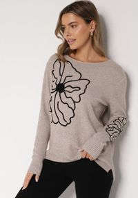Born2be - Beżowy Sweter Ozdobiony Haftowanymi Kwiatami Halatusea. Okazja: na co dzień. Kolor: beżowy. Materiał: jeans. Wzór: kwiaty, aplikacja, haft. Styl: klasyczny, casual #3