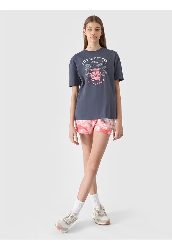 4f - 4F T-shirt oversize z nadrukiem dziewczęcy - szary 128 (7-8 lat). Okazja: na co dzień. Kolor: szary. Materiał: jersey, elastan, dzianina, bawełna, materiał. Długość rękawa: krótki rękaw. Długość: krótkie. Wzór: nadruk. Sezon: lato. Styl: sportowy, wakacyjny, klasyczny, casual