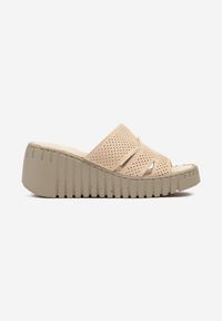 Born2be - Beżowe Klapki Vices na Koturnie z Perforacją Sarvelina. Okazja: na co dzień. Kolor: beżowy. Materiał: materiał. Obcas: na koturnie. Styl: elegancki, casual #4