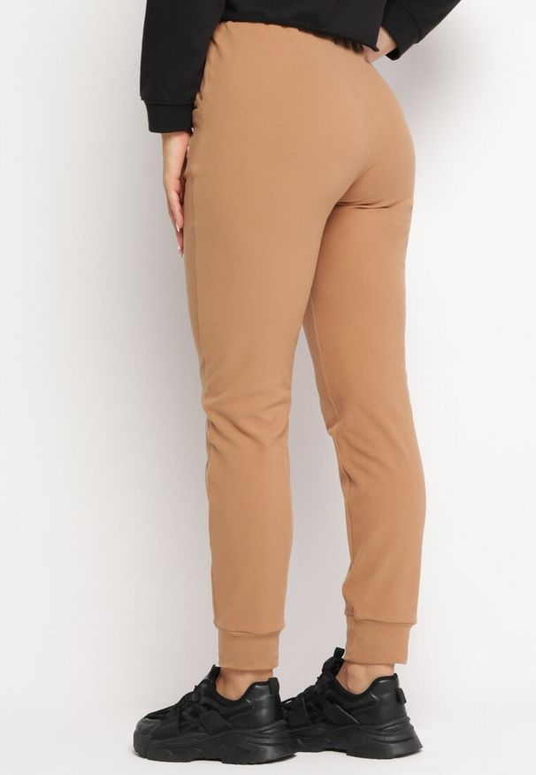 Born2be - Beżowe Dresowe Spodnie z Gumką w Pasie Ozobione Haftem Bergona. Okazja: na co dzień. Kolor: beżowy. Materiał: dresówka. Wzór: haft. Styl: elegancki, casual