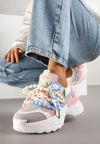 Renee - Wielokolorowe Sneakersy na Platformie Ozdobione Koralikami i Tłoczeniem Dorvia. Okazja: na co dzień. Nosek buta: okrągły. Zapięcie: sznurówki. Kolor: wielokolorowy. Materiał: jeans. Wzór: aplikacja. Obcas: na platformie