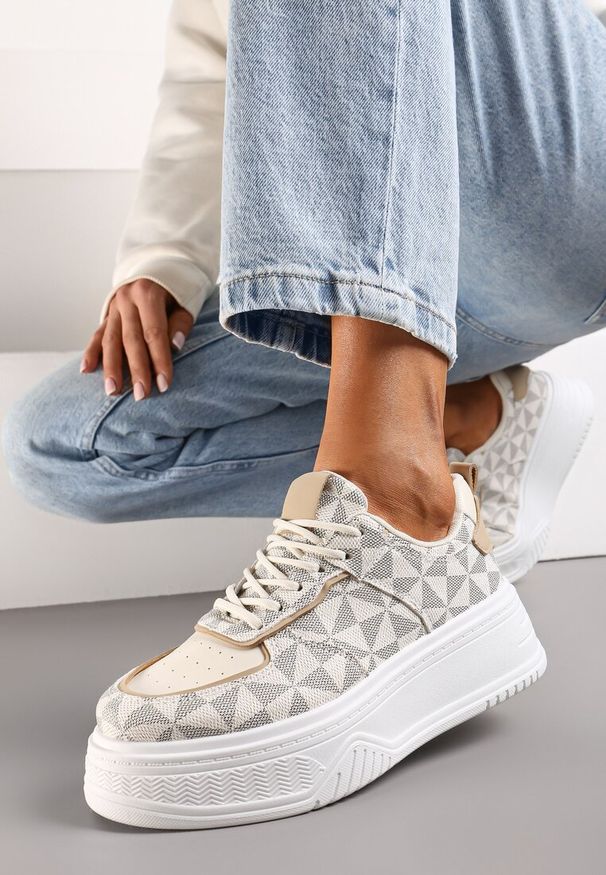 Born2be - Biało-Szare Sneakersy na Grubej Podeszwie z Geometrycznym Printem Winafri. Kolor: biały. Wzór: geometria, nadruk