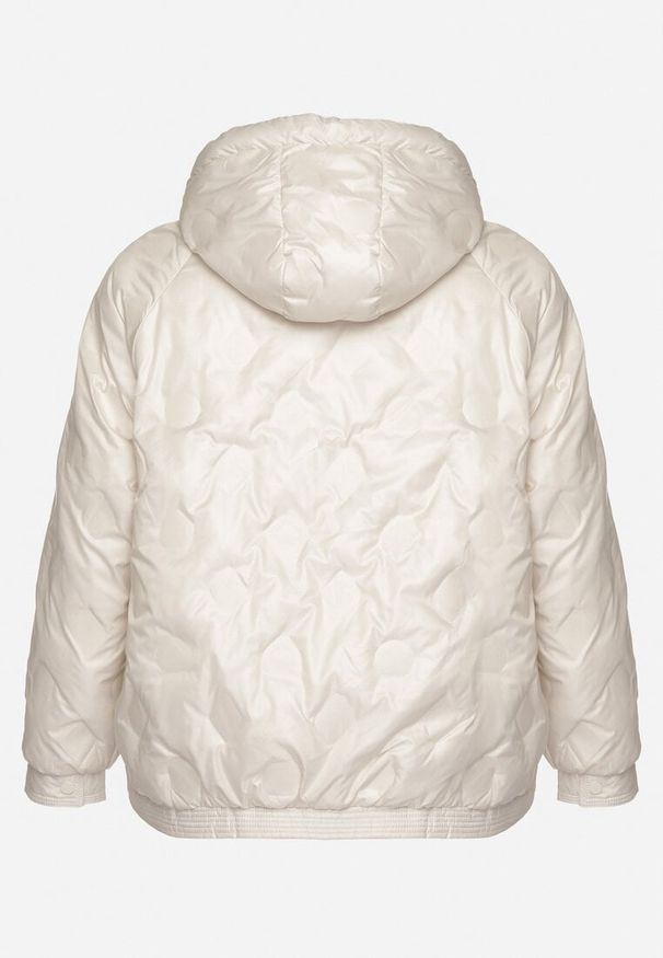 Born2be - Biała Kurtka Pikowana z Kapturem i Kieszeniami o Pudełkowym Kroju Eravinna. Okazja: na spacer. Typ kołnierza: kaptur. Kolekcja: plus size. Kolor: biały. Długość rękawa: długi rękaw. Długość: długie. Wzór: aplikacja
