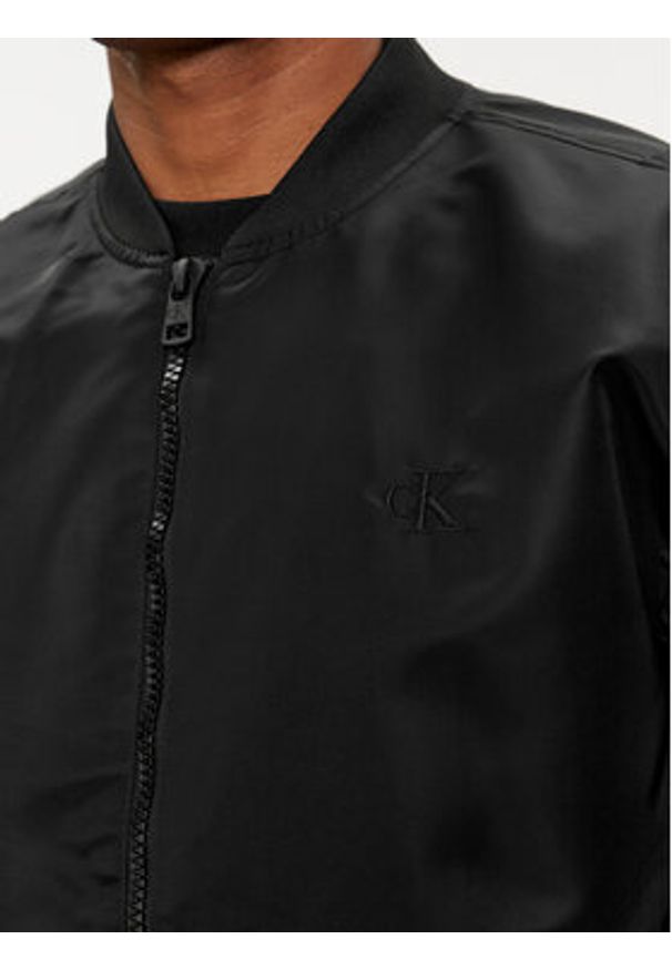 Calvin Klein Jeans Kurtka bomber J30J325110 Czarny Relaxed Fit. Kolor: czarny. Materiał: syntetyk