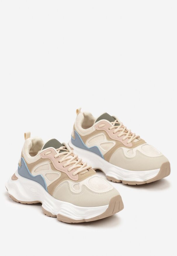 Renee - Beżowo-Niebieskie Casualowe Sneakersy na Platformie z Geometrycznym Motywem Mevalise. Okazja: na co dzień. Nosek buta: okrągły. Zapięcie: sznurówki. Kolor: beżowy. Materiał: materiał, jeans. Wzór: geometria. Obcas: na platformie. Wysokość obcasa: niski